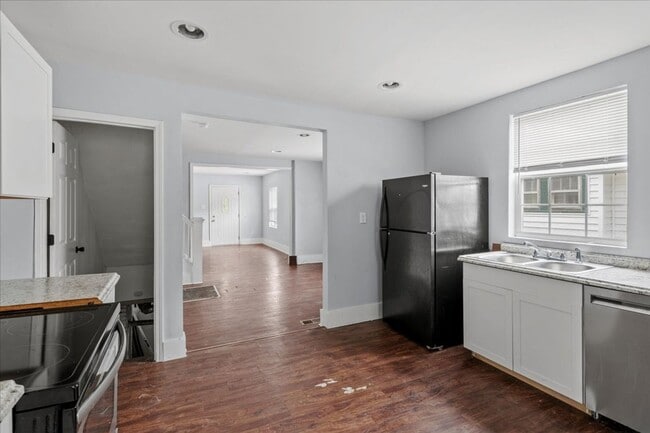 Building Photo - 3729-3729 N Kenwood Ave