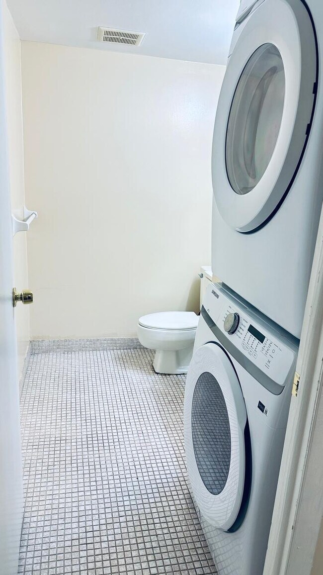 Building Photo - 4170 Inverrary Dr