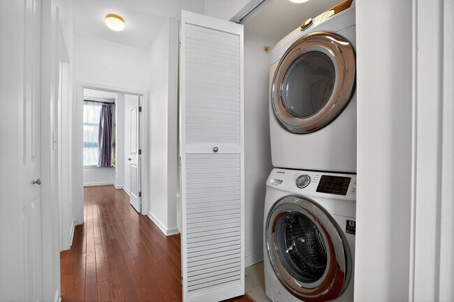 Building Photo - Charming 2BR Townhome in Chicago