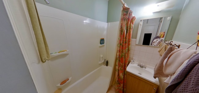 Building Photo - 3D Tour Available - Close to City Park + Garage Parking + Washer & Dryer! Available August 5th!