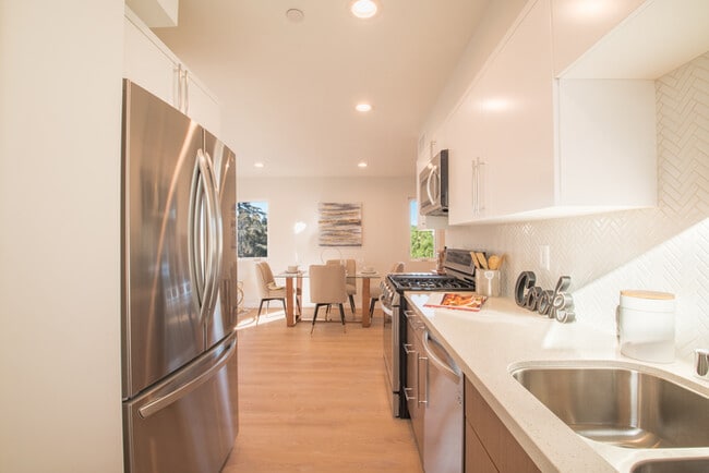 Building Photo - Two Bedroom Town Home-style Like Near NoHo Arts District