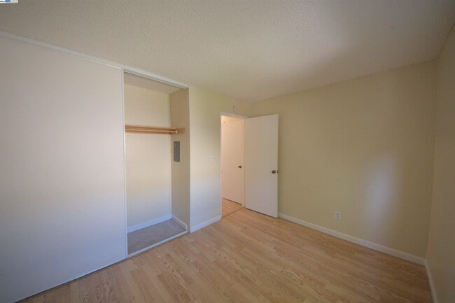 Building Photo - 1060 Oak Grove Rd