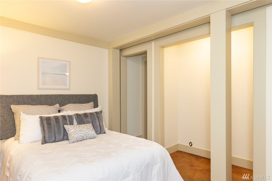 Bedroom + closet space - 911 W Howe St