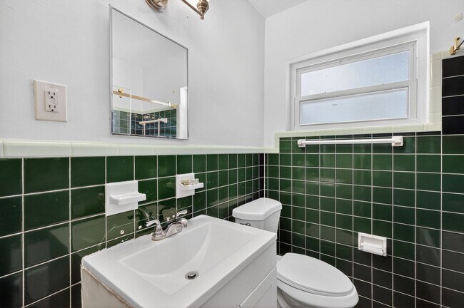 Building Photo - 3 Bedroom Home in Tavares with Large Fenced Backyard