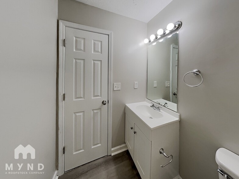 Building Photo - 305 Carter Ave