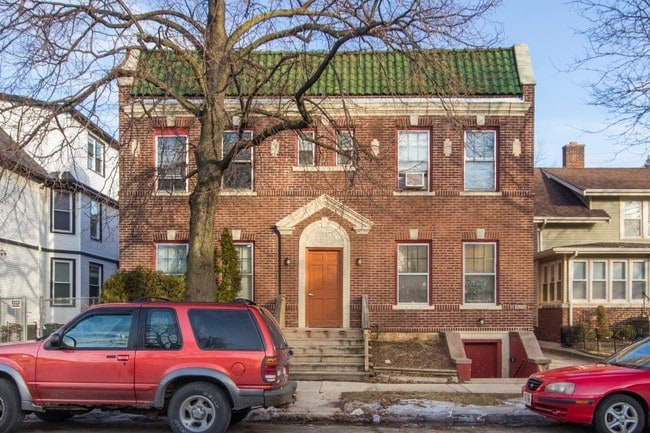 Building Photo - 831 College Ave