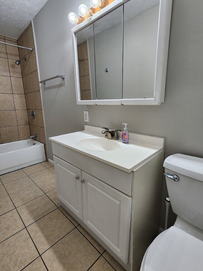 Building Photo - Charming 3 Bedroom Home in Indianapolis with Spacious Layout and Convenient Location!