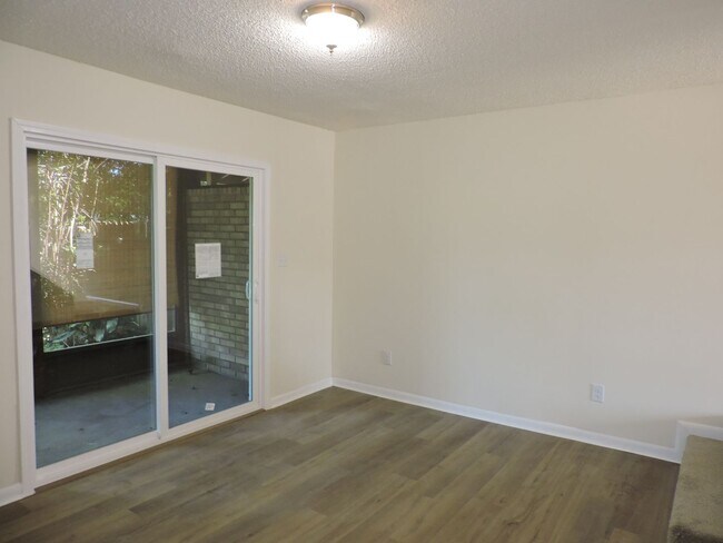 Building Photo - Convenient westside location!