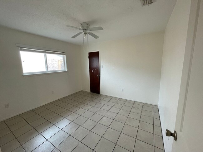 Building Photo - 3/2 Southside 1800 sqft, pet friendly, enc...