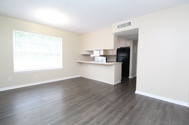 Building Photo - Don’t Miss This Updated First-Floor 1BR — Modern Upgrades, Easy Living & Prime Location Near 9 Mi...