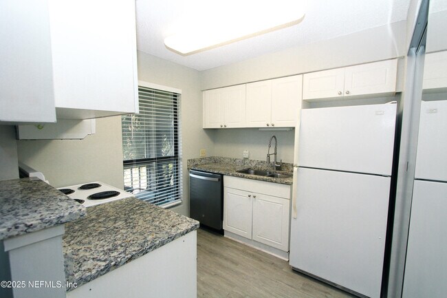 Building Photo - 10200 Belle Rive Blvd