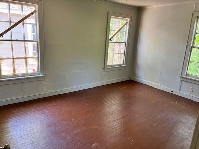 Building Photo - Classic 2 Bedroom Home - Central HVAC!