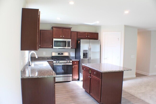 Building Photo - 109 S Peak Dr