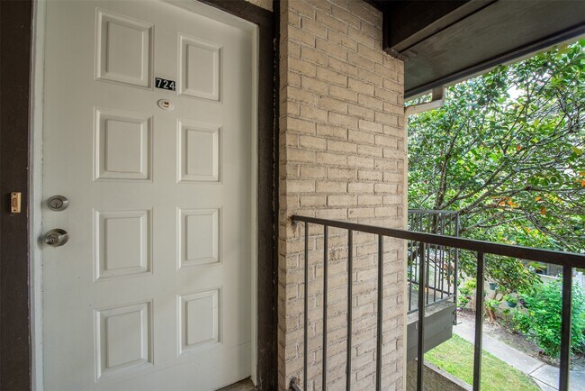 Building Photo - 2021 Spenwick Dr