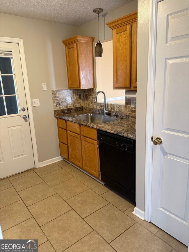 Building Photo - 109 Green Meadow Dr