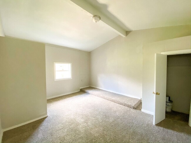 Building Photo - Spacious 3 Bedroom with Updated Kitchen - Vouchers Welcome