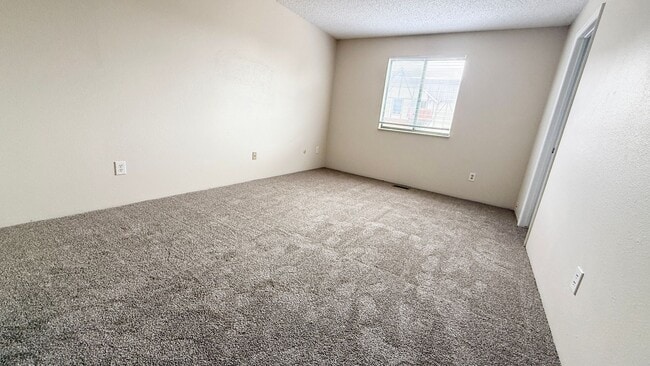 Building Photo - Updated Two Bed Townhome