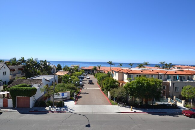 Building Photo - Modern 3BD/2.5BA in La Jolla! Private Doub...