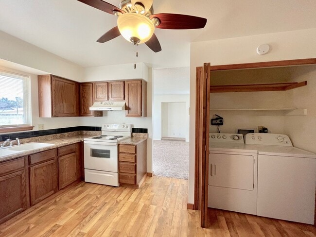 Building Photo - 2 Bedroom 1 Bath Rancher in Constitution H...