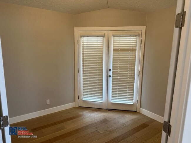 Building Photo - Legacy Townhome
