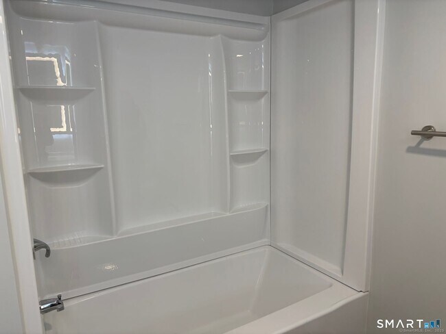 Building Photo - 82 Longview St