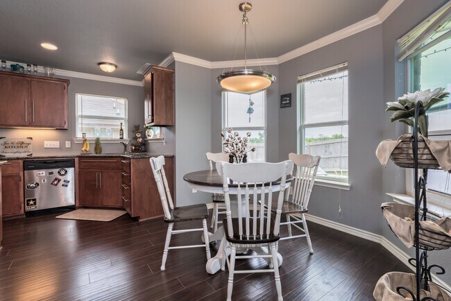 Building Photo - ** BEAUTIFUL 3 BED/ 2 BATH HOUSE **