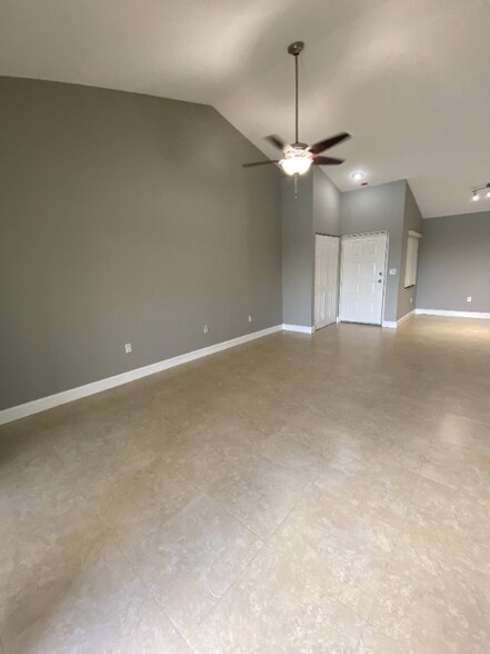 Building Photo - 2820 N Oakland Forest Dr