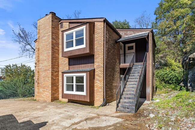 Building Photo - AVAILABLE NOW. 3 BED 1 BATH. IDEAL LOCATION IN BELLVUE. CLOSE TO EVERYTHING WEST NASHVILLE. NEWLY...