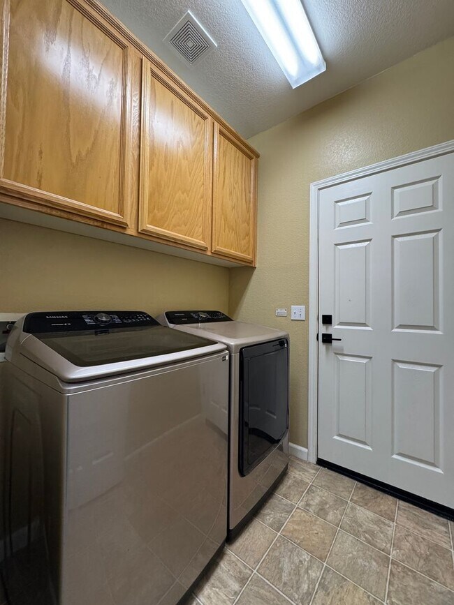 Building Photo - NOW AVAILABLE- COZY 3 BED, 2 BATH, 2 CAR GARAGE IN A QUIET NEIGHBORHOOD, NORTH NATOMAS