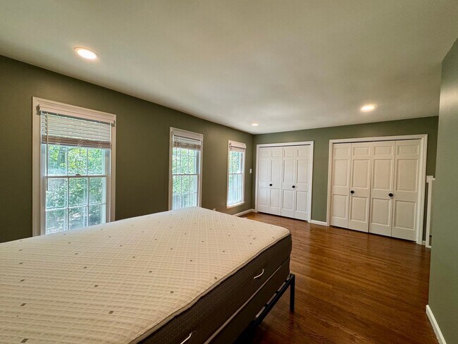 Building Photo - Fully Furnished 2 BR Townhouse in Chapel Hill – Utilities Included!