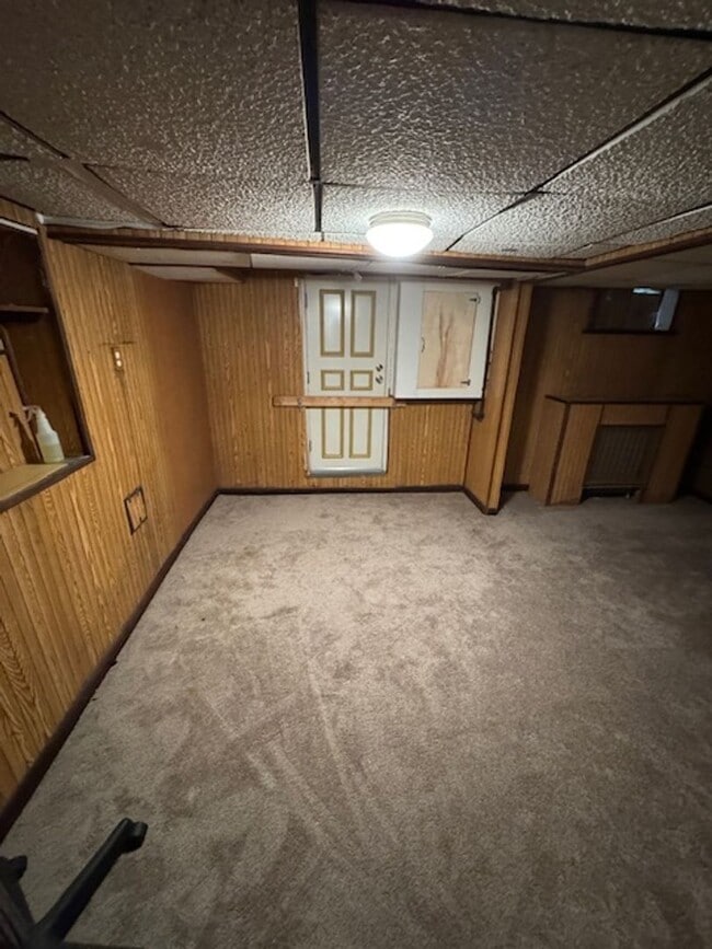 Building Photo - 3BED 2BATH FINISHED BASEMENT $1650/MONTH!