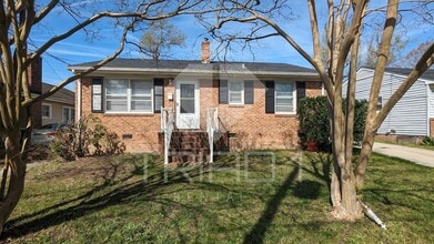 Building Photo - 3bed/1bath HOUSE $1250 GSO!