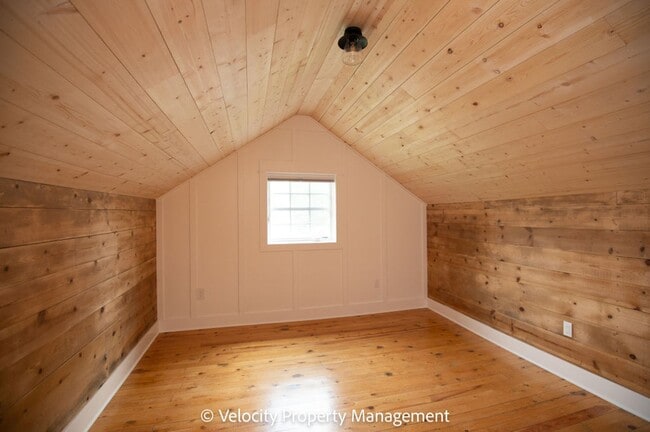 Building Photo - Beautiful Home Across the Street from Drake Park!