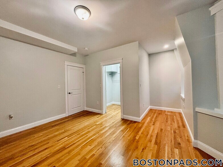 Building Photo - 799 E 4th St