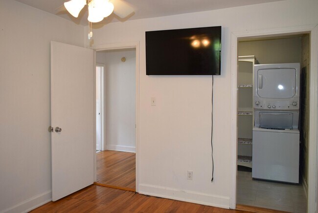 Building Photo - 1208 Hickman Rd