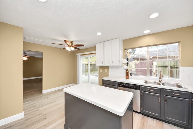 Building Photo - 1111 Cascade Creek Dr