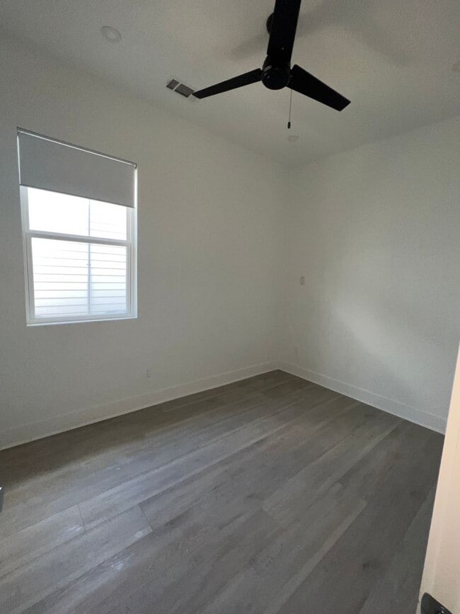 Building Photo - 5 BR House 1/2 block from Maple St - POOL!