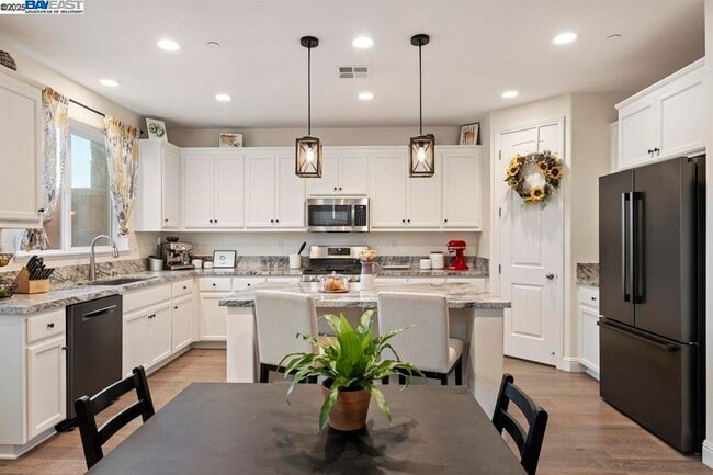 Building Photo - 2525 Modena Dr