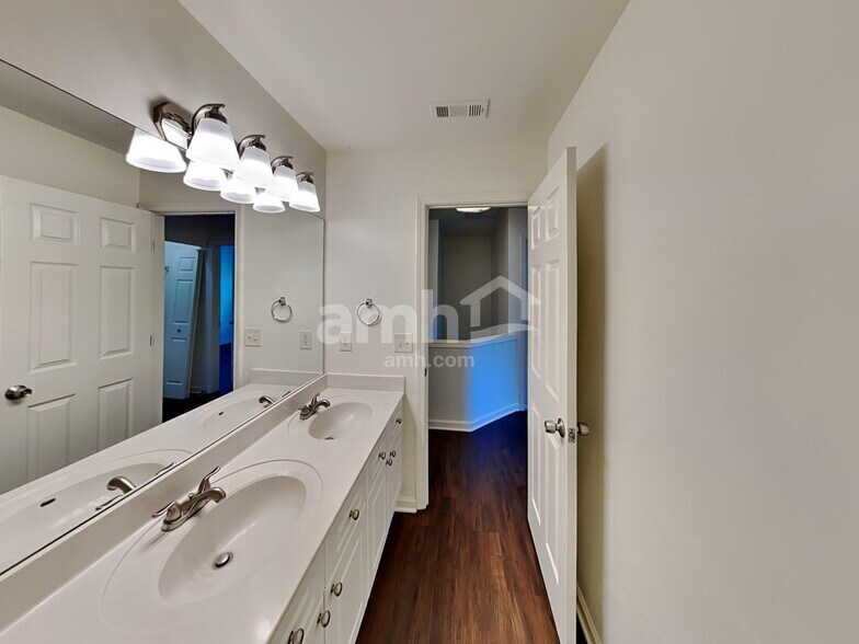 Building Photo - 2264 Monthemer Cove