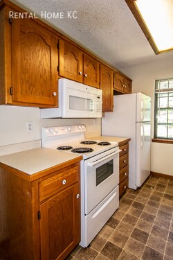 Building Photo - 3-bed 2-full-bath Duplex w/Double Garage  ...