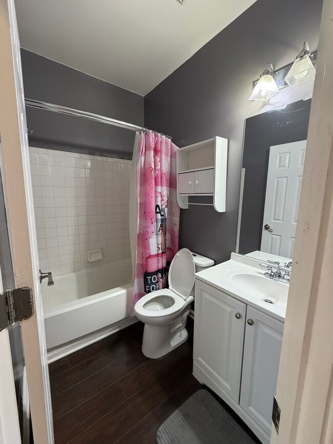 Building Photo - Beautiful Townhome in Seven Oaks!