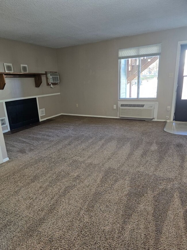 Building Photo - Ground Level One Bedroom
