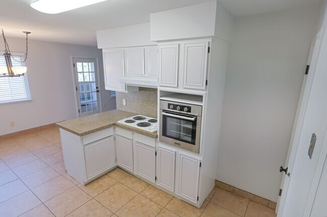 Building Photo - 3 BED CONDO,  WATER INCLUDED IN RENT