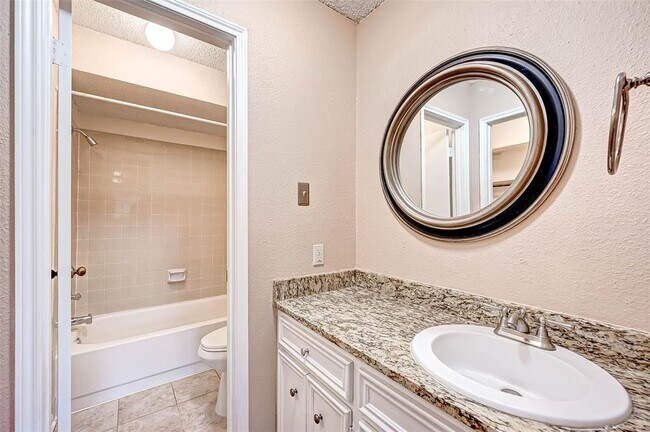Building Photo - 13922 Hollowgreen Dr