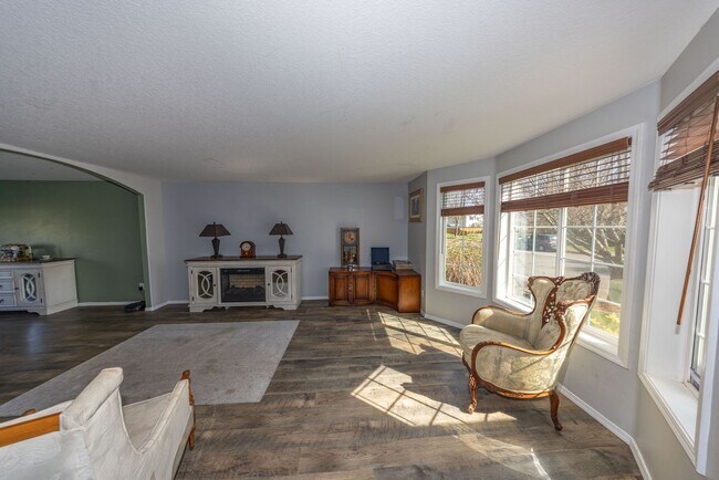 Building Photo - 5 Bedroom home, 2488sf with Central Air. Fenced Yard