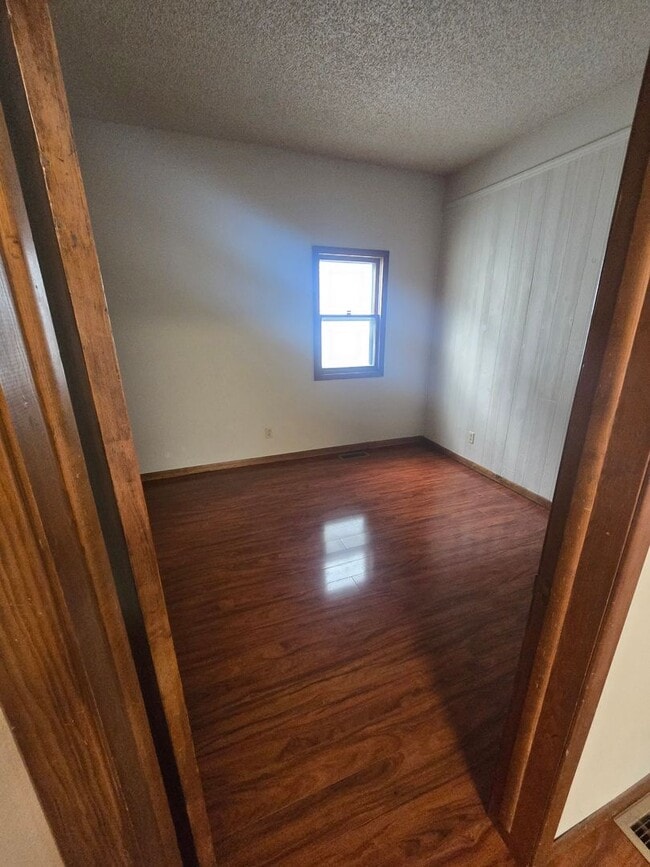 Building Photo - For Rent: Cozy 2 Bedroom, 1 Bathroom Singl...