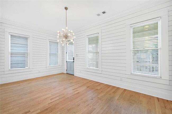 Building Photo - 523 Irwin St NE