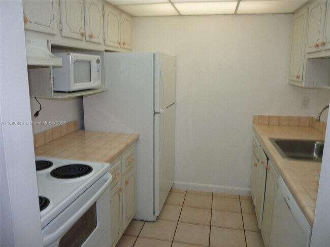 Building Photo - 14211 N Kendall Dr