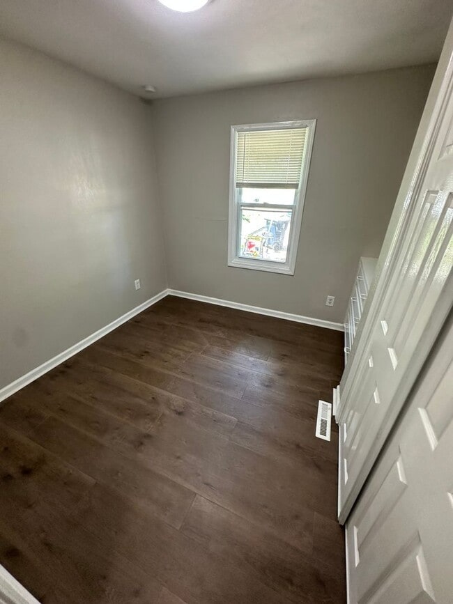 Building Photo - 4 bed 1 bath