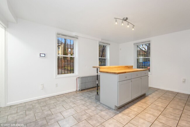 Building Photo - Stylishly Renovated 3 Bedroom 2 bathroom House